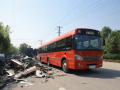 〖90路公交车连撞·90路公交车连撞事件〗