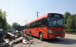 〖90路公交车连撞·90路公交车连撞事件〗