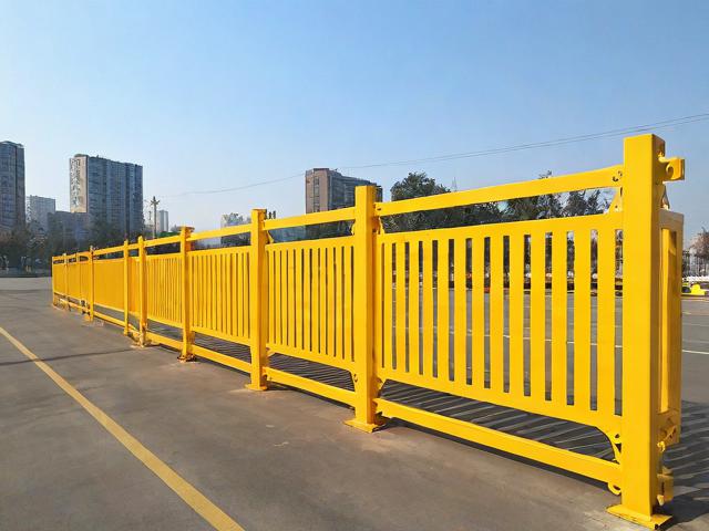 〖潍坊高速公路隔离栏安装_高速路隔离栏价格〗
