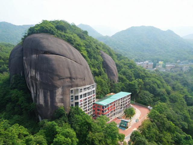 潘古洞小学(潘桥古洞岩风景区)