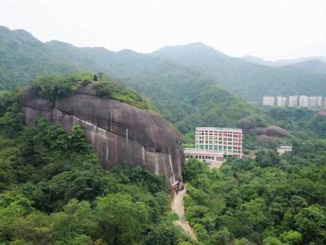 潘古洞小学(潘桥古洞岩风景区)
